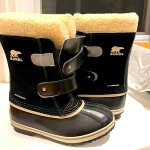 Boys black snow boot size 12, like new, still have tag and box .